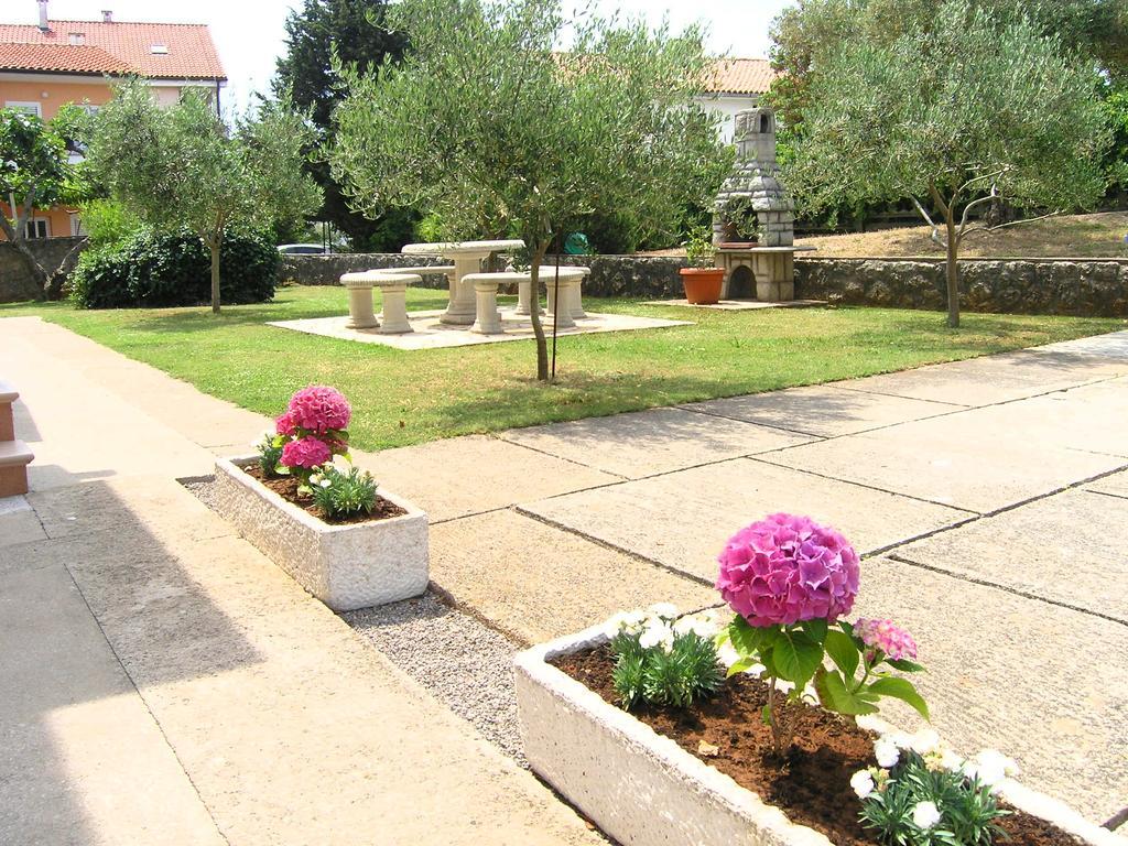 Apartments Elvira Крк Экстерьер фото